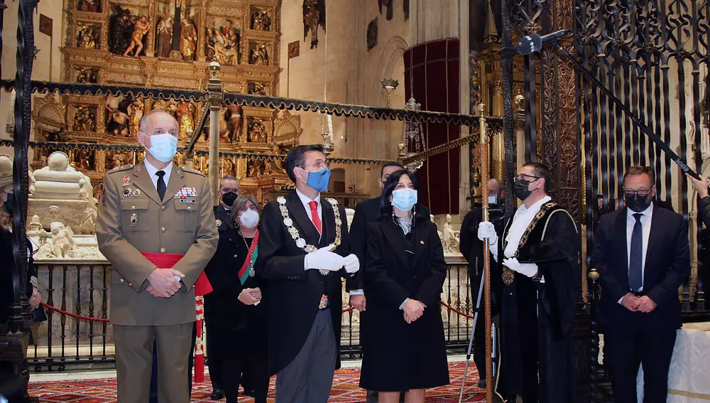 El teniente general Jerónimo de Gregorio, el alcalde de Granada, Francisco Cuenca, y la Ssubdelegada del Gobierno, Inmaculada López, tras concluir la tradicional Toma de Granada.EFE/ Pepe Torres