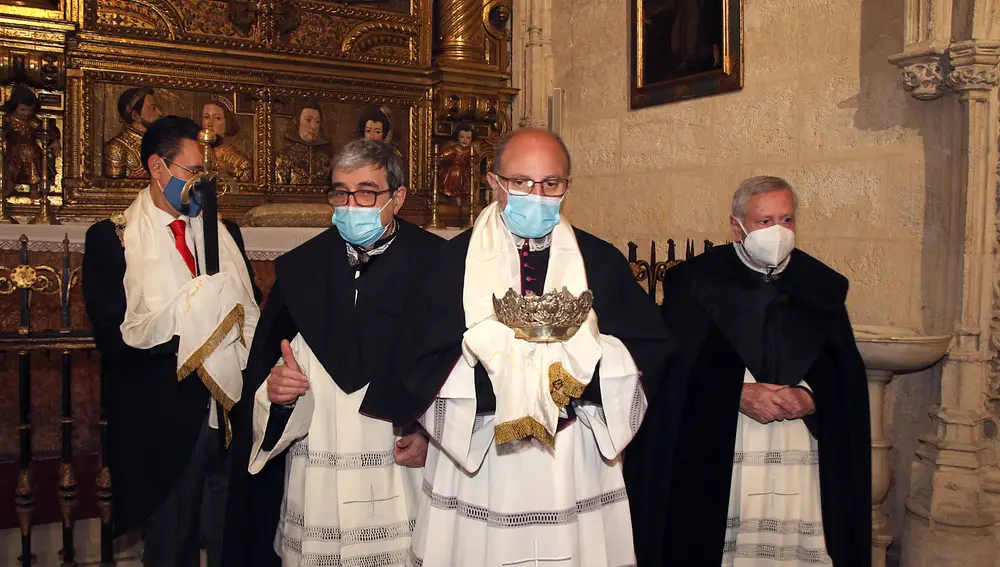 Momento de la retirada de la corona de la reina Isabel por parte de un capellán real y de la espada del Rey Fernando, por parte del alcalde de Granada, Francisco Cuenca (i), durante tradicional Toma de Granada. EFE/ Pepe Torres