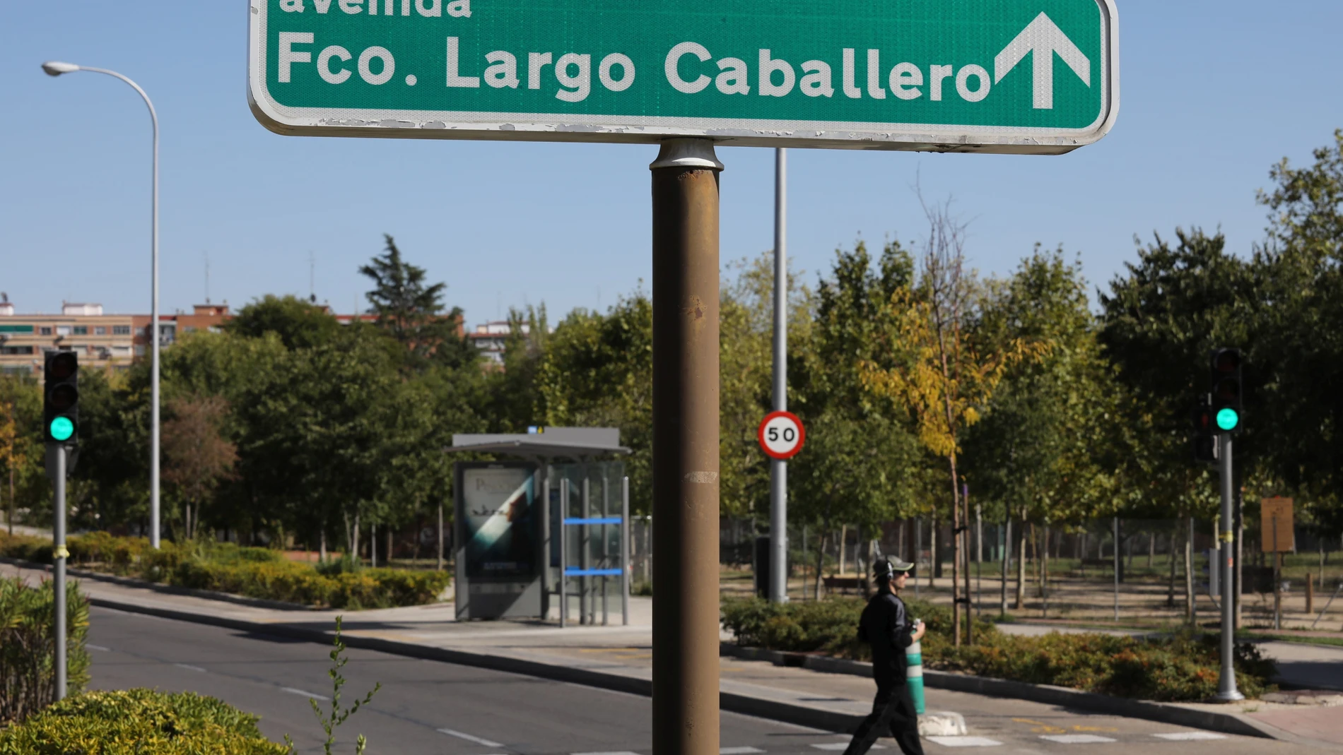 Placa con la avenida dedicada a Francisco Largo Caballero en Madrid