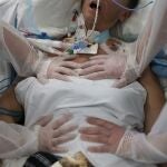 Enfermeras realizan ejercicios de respiración a un paciente ingresado en la UCI del Hospital de Marsella, en Francia