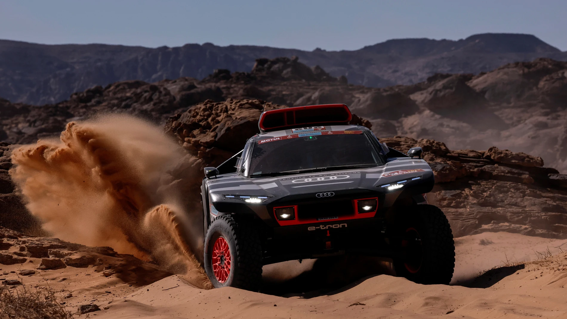 Carlos Sainz y su copiloto Lucas Cruz, durante la etapa 1B del Rally Dakar 2022