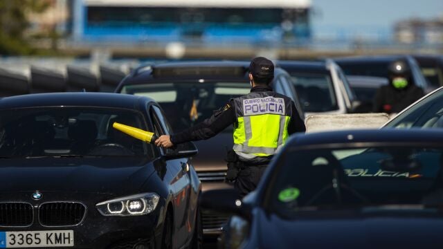 Controles de la Policía durante el estado de alarma en Madrid, en la incorporación de la Calle Joaquin Costa con la M-30 | Fuente: Jesús G.Feria