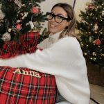 Anna Padilla rodeada de regalos de Navidad.