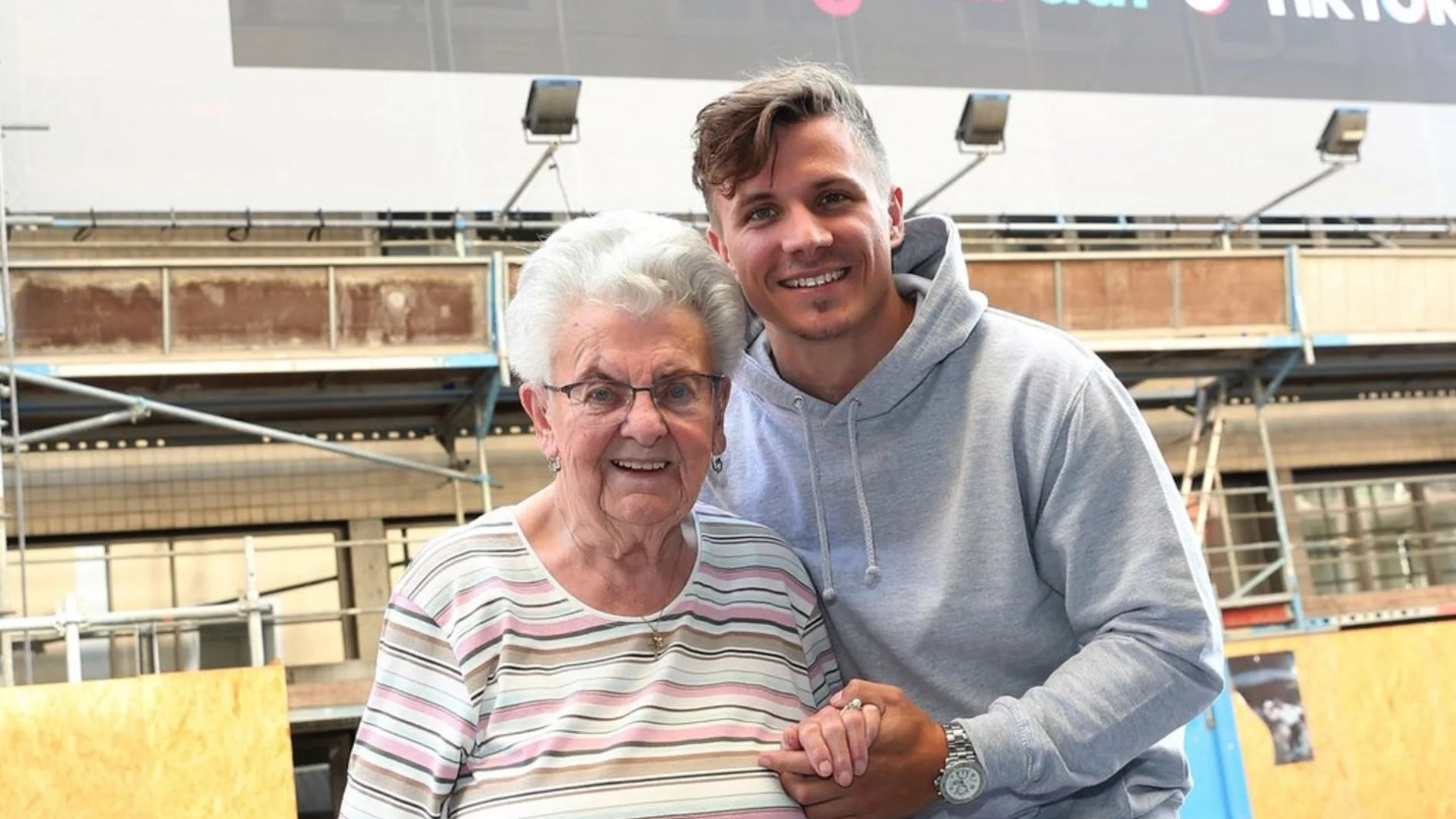 Lisbeth Krömer, la abuela más famosa de Alemania en TikTok, con su nieto