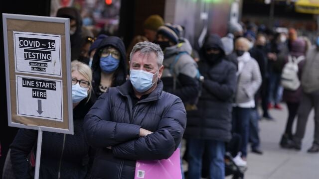 La gente espera en la fila en un sitio de pruebas de COVID-19 en Times Square de Nueva York