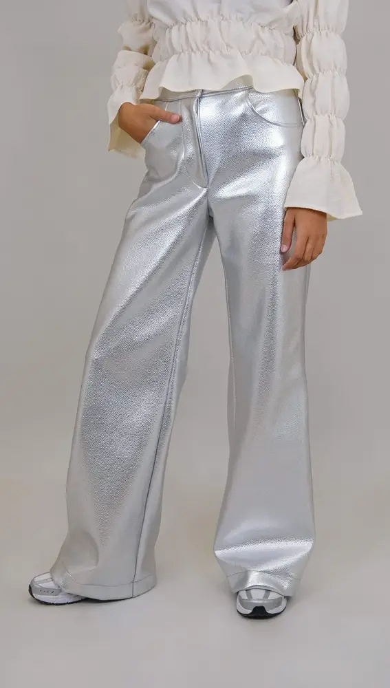 Pantalones plateados.