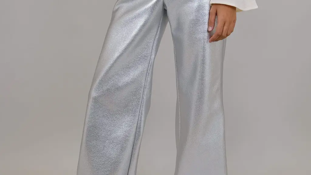 Pantalones plateados.