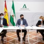 El presidente de la Junta de Andalucía, Juanma Moreno(c), durante la reunión en Málaga del Consejo de Alertas de Salud de Alto Impacto