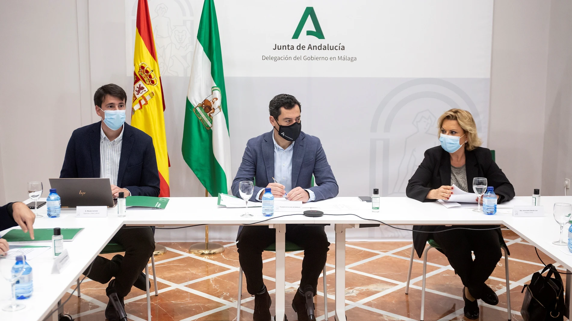 El presidente de la Junta de Andalucía, Juanma Moreno(c), durante la reunión en Málaga del Consejo de Alertas de Salud de Alto Impacto