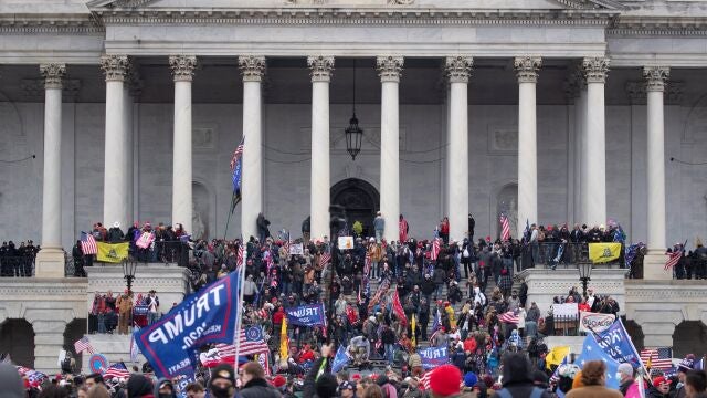 Fotografía del 6 de enero de 2021 donde aparecen unos partidarios del presidente de los Estados Unidos, Donald J. Trump, durante al asalto al Capitolio en Washington