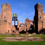 Composición satírica del aspecto que hubiera tenido el McDonald’s cerca de las Termas de Caracalla y que finalmente no se construirá