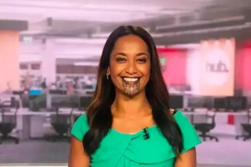 Oriini Kaipara se convierte en la primera presentadora de TV con tatuajes en la cara