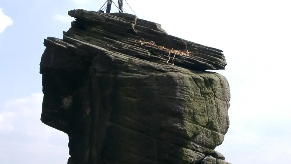 Alpinista practicando el planchado extremo