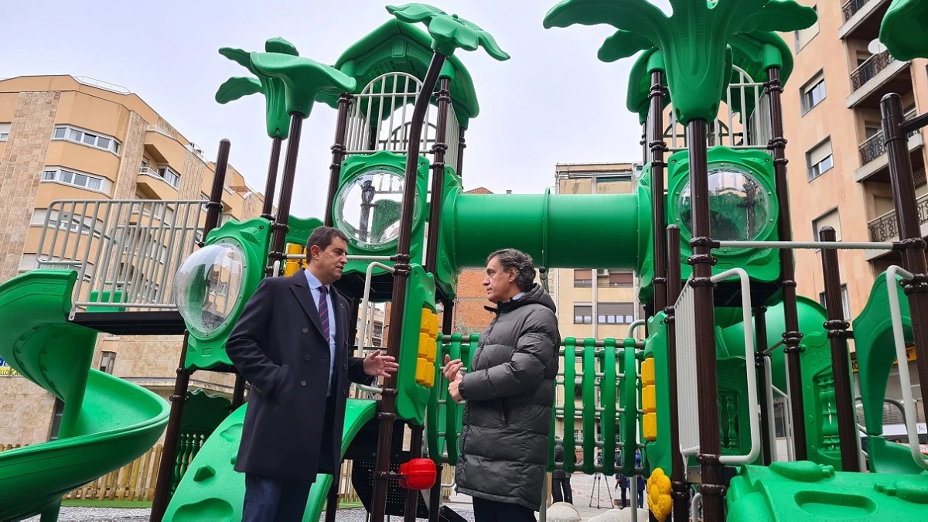 El alcalde de Salamanca, Carlos García Carbayo, conversa con el consejero Ángel Ibáñez, durante la inauguración del parque
