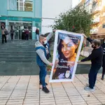 Dos familiares portan un cartel de la fallecida, frente a los juzgados de Cartagena