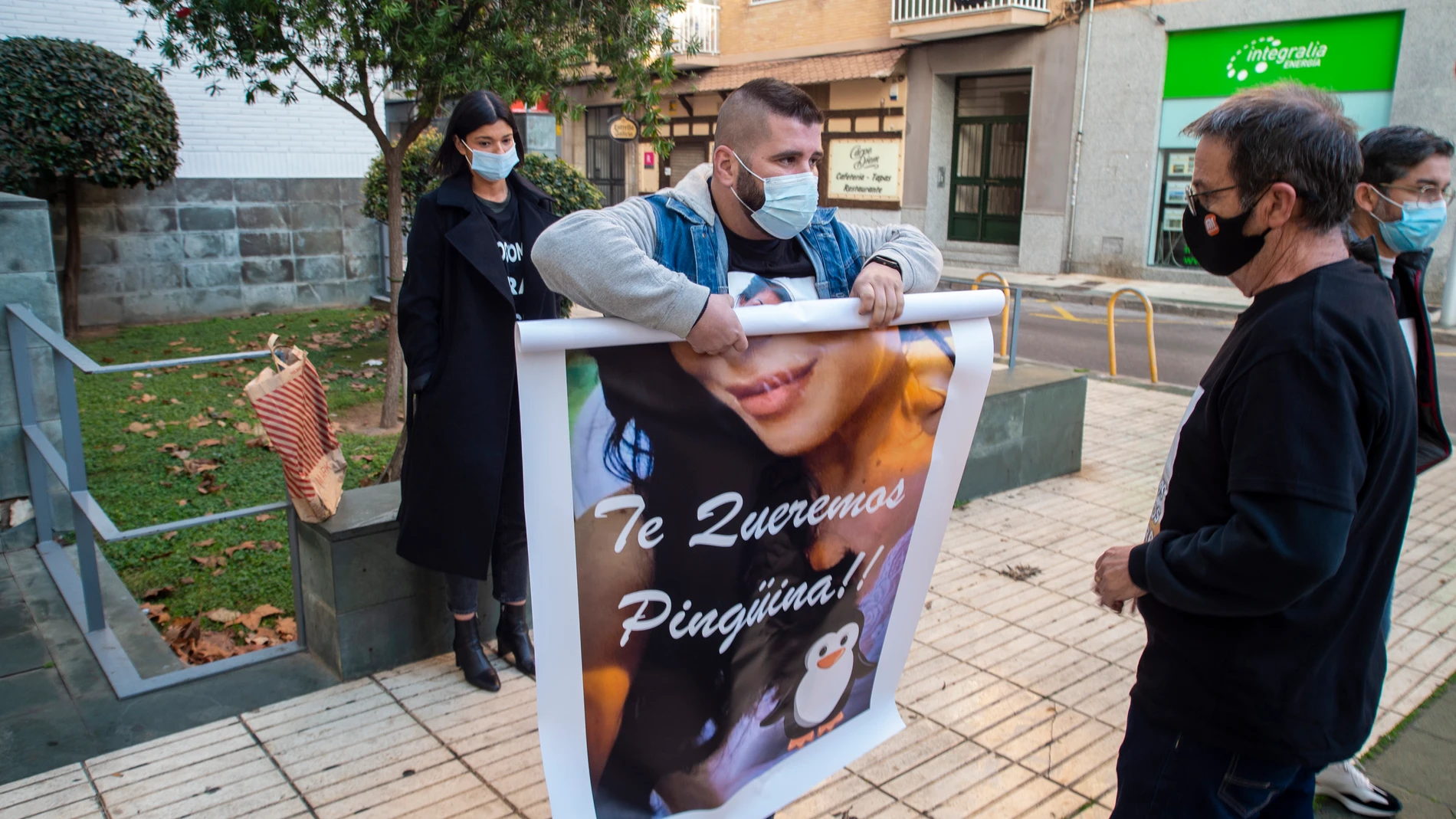 La familia de Sara, una mujer de 39 años, que falleció tras someterse a una lipoescultura, en las inmediaciones donde iba a declarar el médico acusado, que no se ha presentado a la citación, en Cartagena, Murcia, (España)
