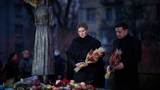 El presidente ucraniano, Volodymyr Zelenskyy, y la primera dama, Olena Zelenska, en el Día del Recuerdo del Holodomor, el pasado noviembre en el Museo Nacional del Genocidio Holodomor.