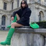 Alexandra Pereira y sus botas color verde neón.