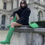 Alexandra Pereira y sus botas color verde neón.