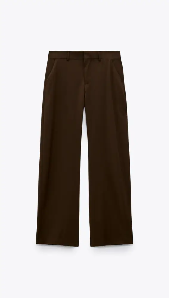 Pantalón traje masculino en color marrón.