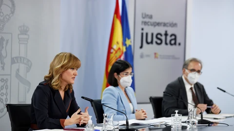 Los ministros de Sanidad, Carolina Darias (c); de Educación, Pilar Alegría (i), y de Universidades, Joan Subirats (d), durante la rueda de prensa ofrecida al término del Consejo de ministros, este martes en Moncloa