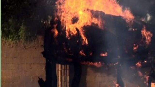 Un momento de la quema de la iglesia, según la fotografía facilitada por el Estado Islámico
