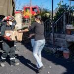 Efectivos de la UME ayudan a los vecinos de La Palma