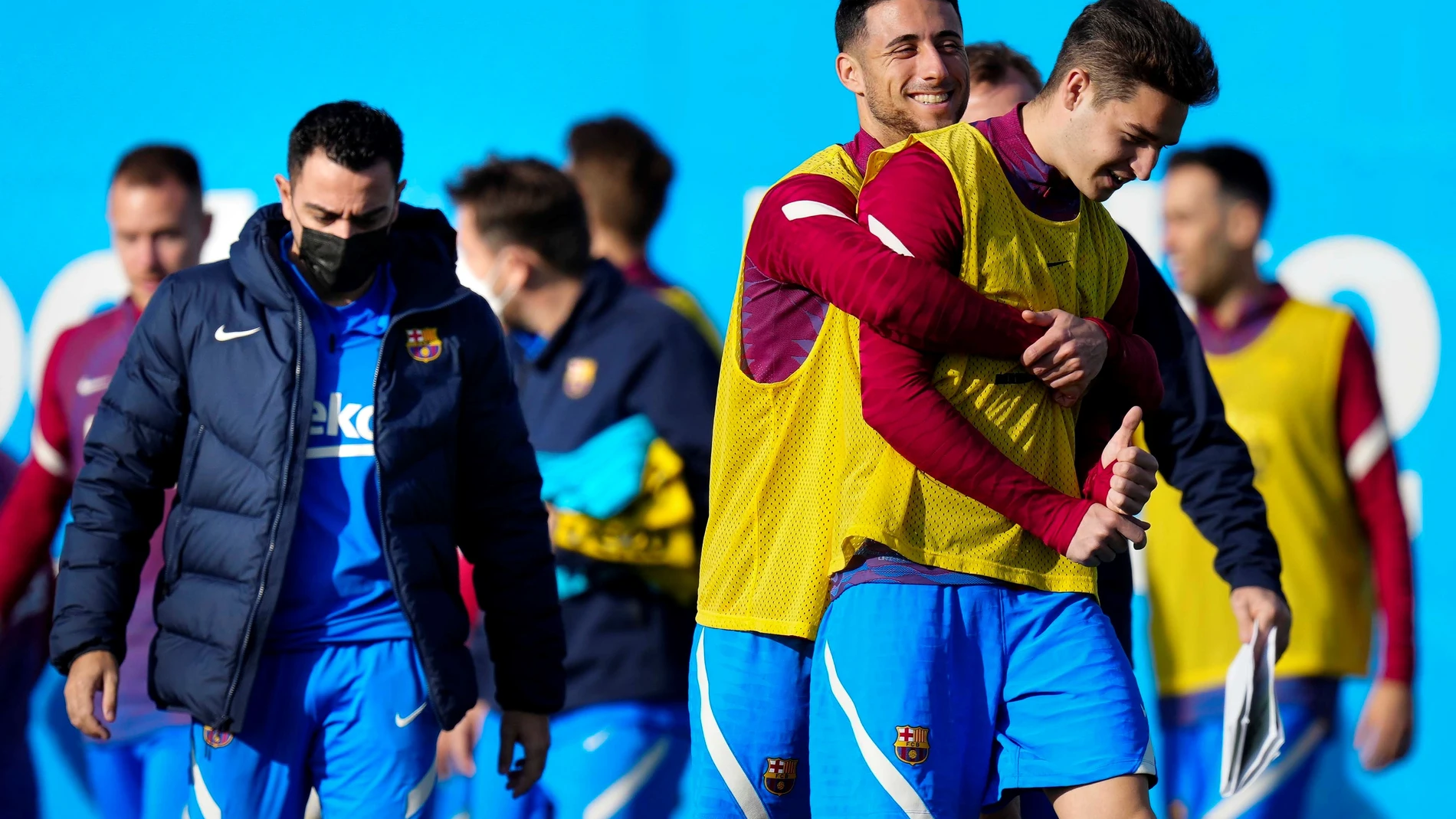 Los canteranos Guillem Jaime y Mika Marmol en el entrenamiento del Barcelona ante la mirada de Xavi