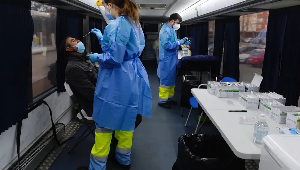 Vista del interior de una de las doce unidades móviles que la Junta de Castilla y León ha contratado para hacer test de antígenos a la población con síntomas
