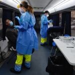 Vista del interior de una de las doce unidades móviles que la Junta de Castilla y León ha contratado para hacer test de antígenos a la población con síntomas