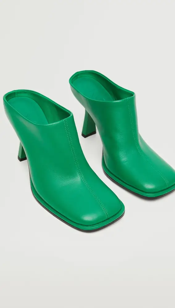 Zapato con diseño destalonado.