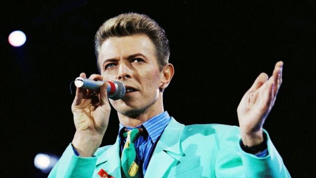 David Bowie actúa en el concierto de homenaje a Freddie Mercury en Wembley, en 1992