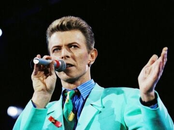 David Bowie actúa en el concierto de homenaje a Freddie Mercury en Wembley, en 1992