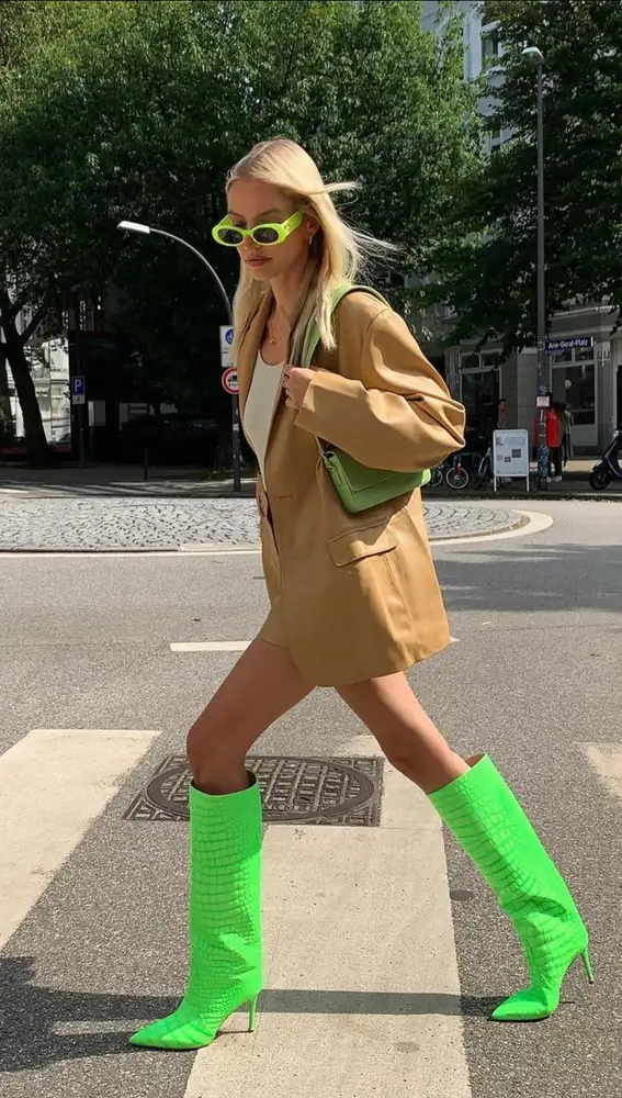 Leonie Hanne con unas botas verde neón.