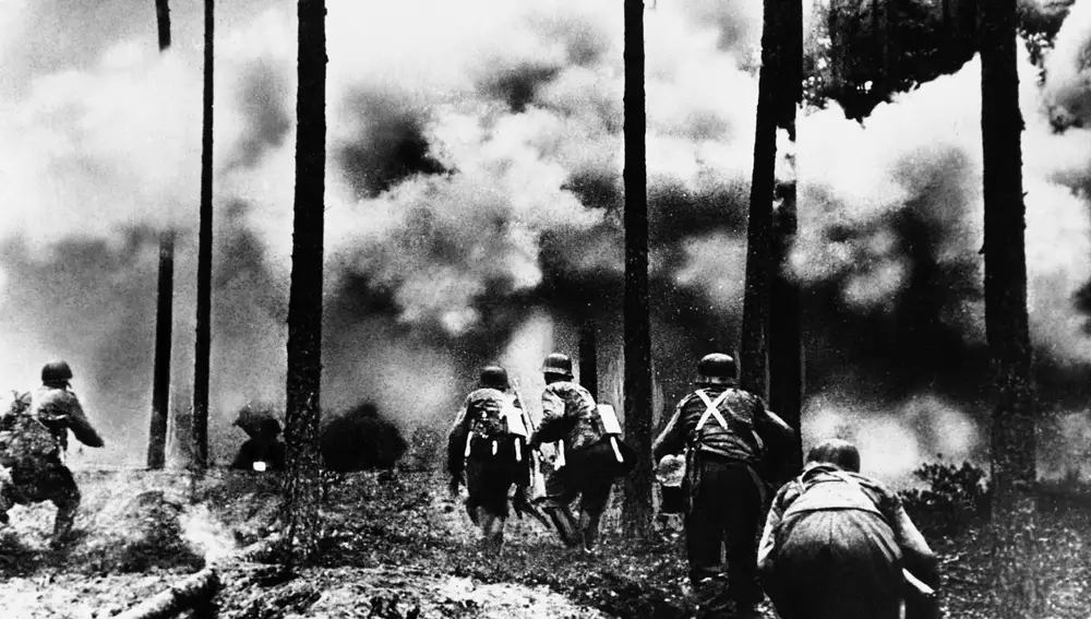 Tropas avanzando por un incendio forestal en las zonas donde los alemanes estaban bloqueando la comunicación entre Leningrado y el exterior