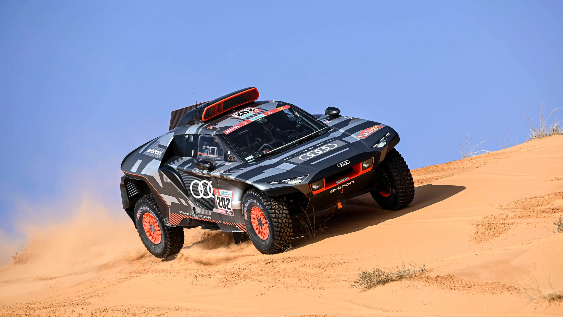 Carlos Sainz, con su Audi RS Q e-tron en el Dakar 2022