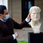 El presidente de la Junta, Juanma Moreno, presenta un busto romano en el Museo de Málaga