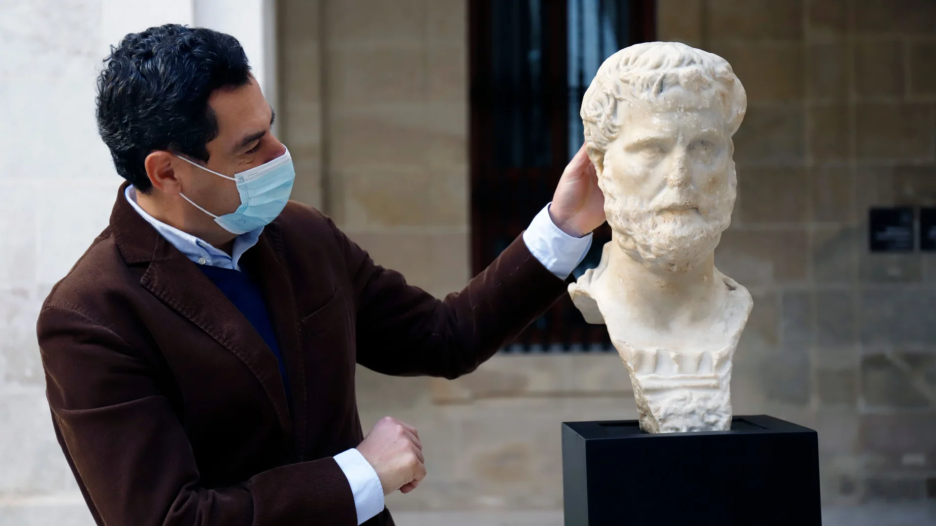 El presidente de la Junta, Juanma Moreno, presenta un busto romano en el Museo de Málaga