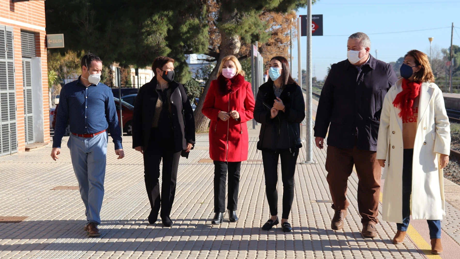 Representantes del PP en la estación ferroviaria de Alhama de Murcia (Murcia)