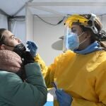 Una técnico sanitaria toma una muestra para un test de antígenos en el Palacio de Exposición de León
