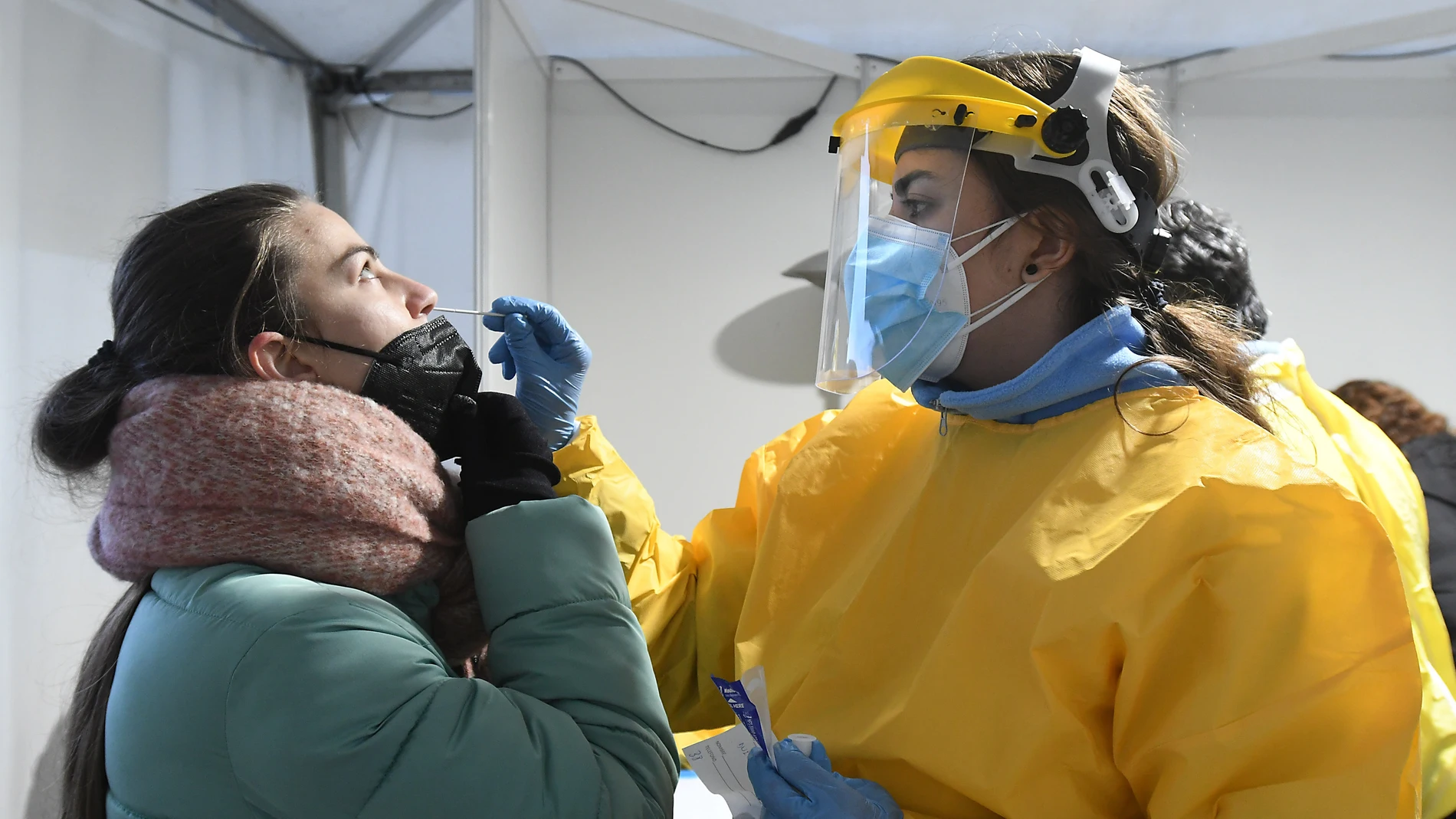 Una técnico sanitaria toma una muestra para un test de antígenos en el Palacio de Exposición de León