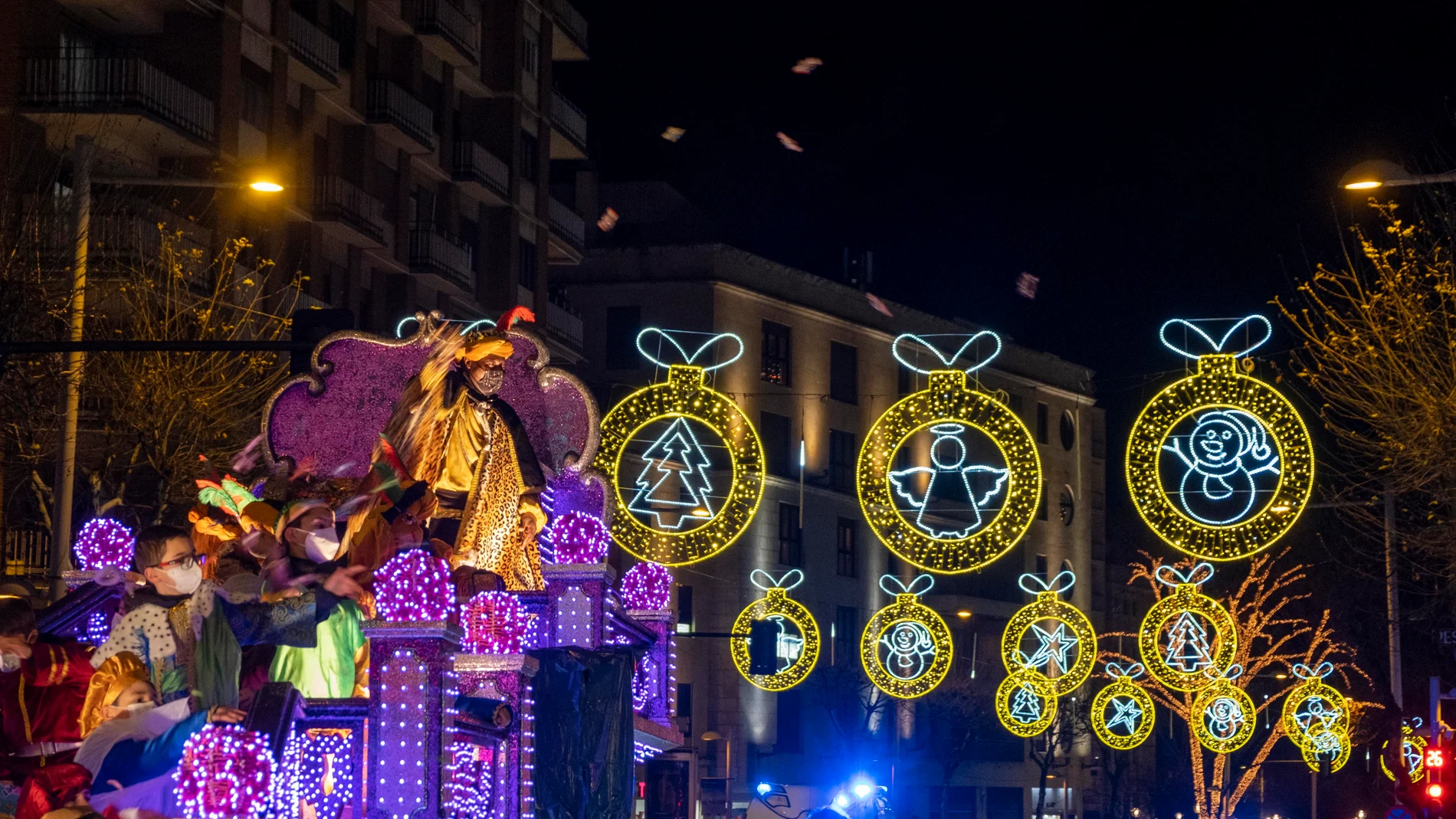 Miles de niños acompañados de sus familiares reciben a los Reyes Magos por las calles de Salamanca