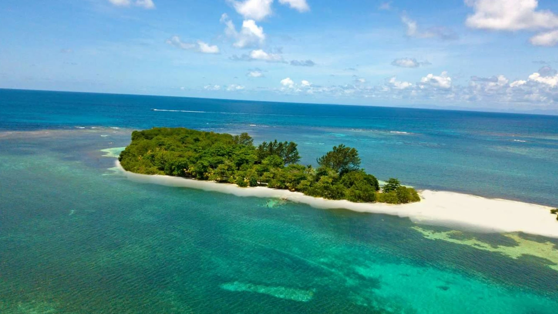 Imagen aérea de una de las islas de Cayo Sapodilla.
