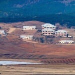 Vista del pueblo fronterizo de Kaepung, en Corea del Norte, desde donde Pyongayang ha lanzado un nuevo misil