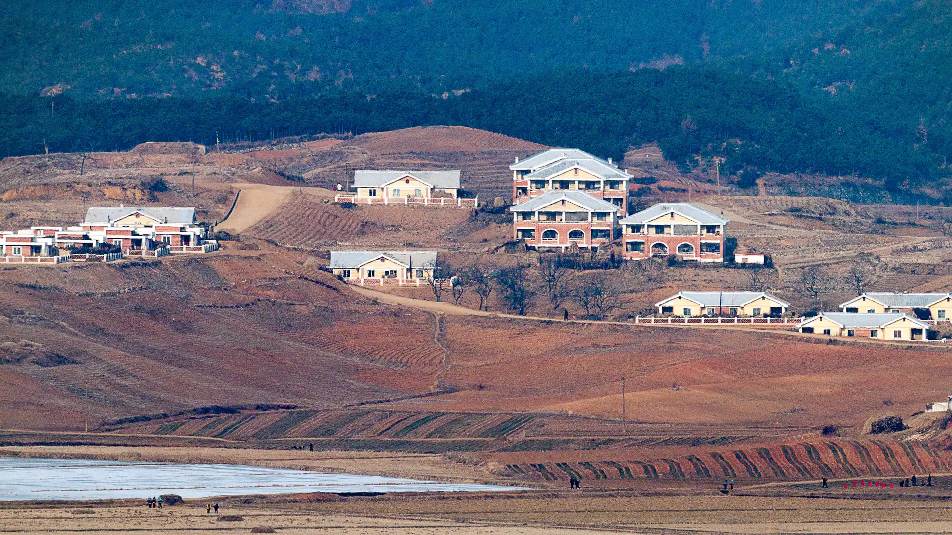 Vista del pueblo fronterizo de Kaepung, en Corea del Norte, desde donde Pyongayang ha lanzado un nuevo misil