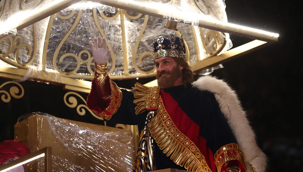 MADRID, 05/01/2022.- El Rey Gaspar durante la Cabalgata de Reyes que recorre hoy miércoles las principales calles de Madrid. EFE/Miguel Oses