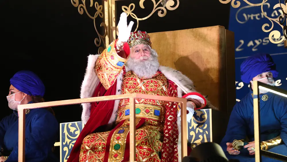 l Rey Gaspar saluda durante la Cabalgata de Reyes
