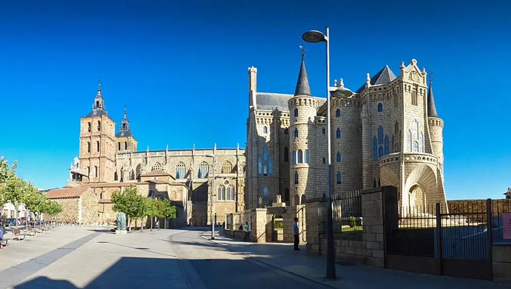Catedral de Astorga con el Palacio Episcopal de Gaudí en primer plano