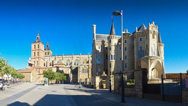 Catedral de Astorga con el Palacio Episcopal de Gaudí en primer plano