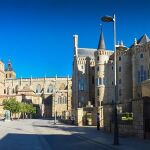 Catedral de Astorga con el Palacio Episcopal de Gaudí en primer plano